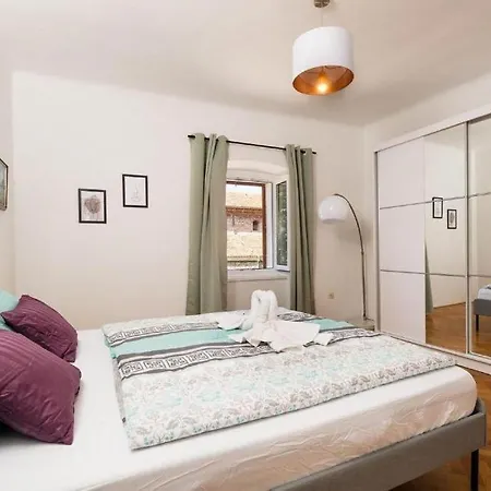 Old Place Apartment *